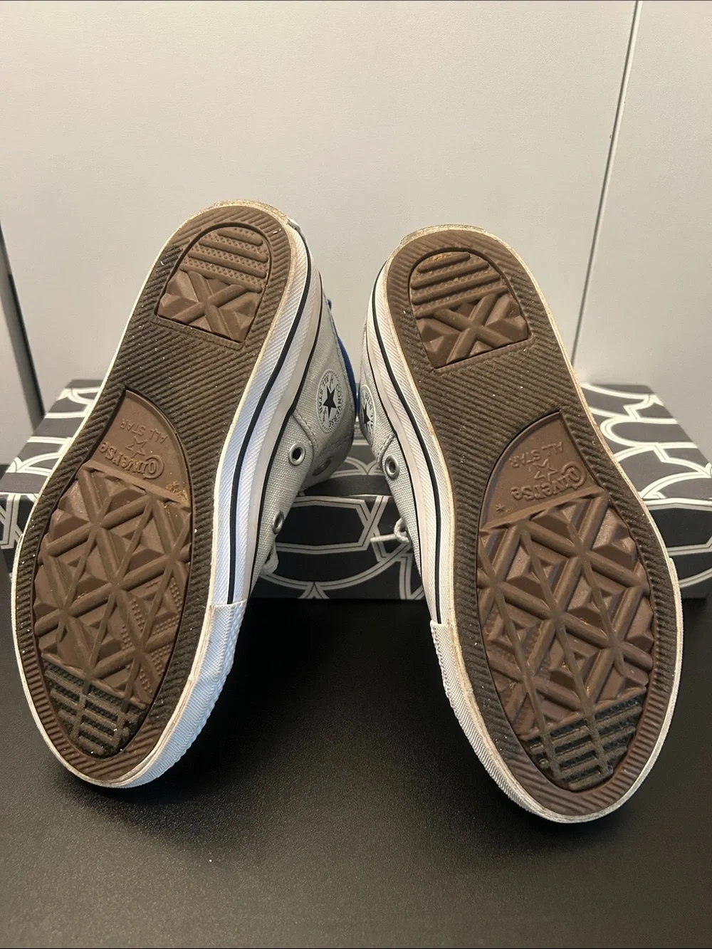 Converse Chuck Taylor All Star CTAS Axel Mid Sneakers. Kid Size 12